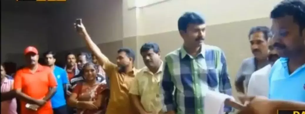 ദുരിതബാധിതര്ക്ക് കൈത്താങ്ങായി പതിനായിരങ്ങള് ദുരിതബാധിതര്ക്ക് കൈത്താങ്ങായി പതിനായിരങ്ങള്