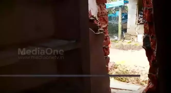 മാനന്തവാടിയില് ഭൂമി വിണ്ടുകീറുന്നു: ജനങ്ങള് ഭീതിയില് മാനന്തവാടിയില് ഭൂമി വിണ്ടുകീറുന്നു: ജനങ്ങള് ഭീതിയില്