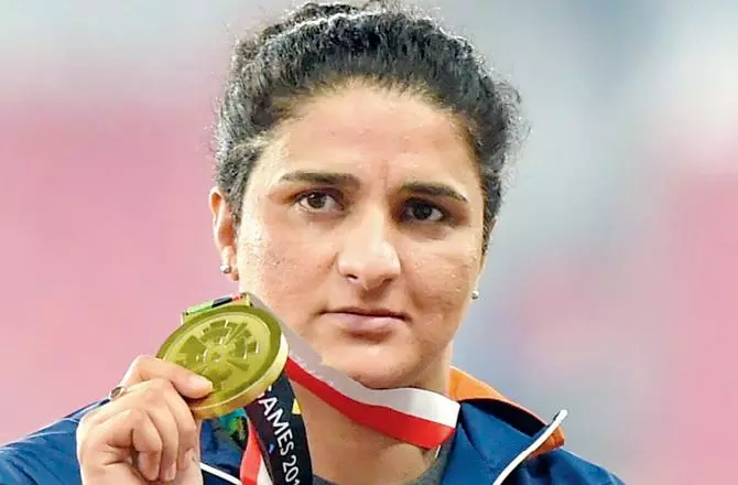 നവ കേരള നിർമ്മിതിക്കായി ഒന്നര ലക്ഷം നൽകി ഏഷ്യൻ വെങ്കല മെഡൽ ജേതാവ് സീമ പുനിയ നവ കേരള നിർമ്മിതിക്കായി ഒന്നര ലക്ഷം നൽകി ഏഷ്യൻ വെങ്കല മെഡൽ ജേതാവ് സീമ പുനിയ