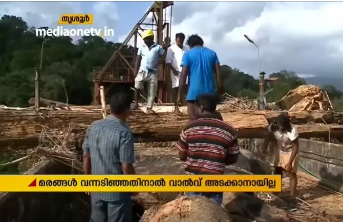 സൈന്യം പിന്വാങ്ങി; പെരിങ്ങല്കുത്ത് അണക്കെട്ടില് വന്നടിഞ്ഞ മരങ്ങള് ഖലാസികള് നീക്കുന്നു സൈന്യം പിന്വാങ്ങി; പെരിങ്ങല്കുത്ത് അണക്കെട്ടില് വന്നടിഞ്ഞ മരങ്ങള് ഖലാസികള് നീക്കുന്നു