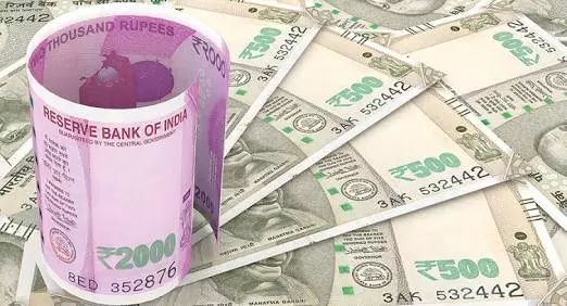 രൂപയുടെ മൂല്യം തകര്ന്നടിയുന്നു; ചരിത്രത്തിലാദ്യമായി ഒരു ഡോളറിന് 72.12 രൂപ രൂപയുടെ മൂല്യം തകര്ന്നടിയുന്നു; ചരിത്രത്തിലാദ്യമായി ഒരു ഡോളറിന് 72.12 രൂപ