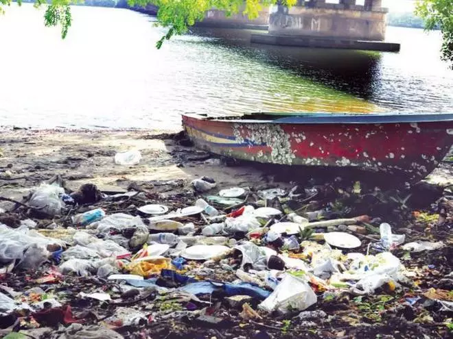 ഇതുകൊണ്ടൊന്നും പഠിച്ചിട്ടില്ല നമ്മള്‍; പ്രളയത്തില്‍ കുമിഞ്ഞ് കൂടിയ മാലിന്യങ്ങള്‍ വീണ്ടും പുഴയിലേക്ക് തള്ളുന്നു