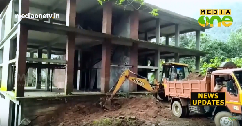 താമരശേരി ചുരത്തിലെ അനധികൃത കെട്ടിടം പൊളിച്ചു നീക്കുന്നു