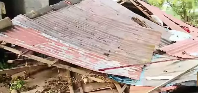 പുറംമ്പോക്കില് താമസിക്കുന്നവര്ക്ക് പ്രളയാനന്തര പുനരധിവാസം സാധ്യമോ? പുറംമ്പോക്കില് താമസിക്കുന്നവര്ക്ക് പ്രളയാനന്തര പുനരധിവാസം സാധ്യമോ?