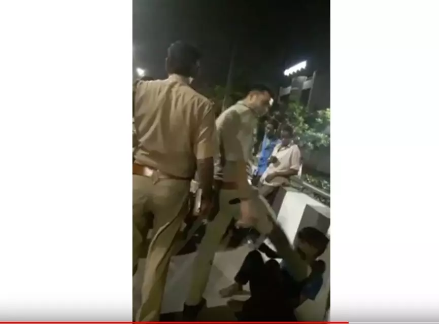 ലക്നൌവില് പൊലീസുകാരന് ടെമ്പോ ഡ്രൈവറെ നടുറോഡിലിട്ട് മര്ദിക്കുന്നതിന്റെ ദൃശ്യങ്ങള് പുറത്ത് ലക്നൌവില് പൊലീസുകാരന് ടെമ്പോ ഡ്രൈവറെ നടുറോഡിലിട്ട് മര്ദിക്കുന്നതിന്റെ ദൃശ്യങ്ങള് പുറത്ത്