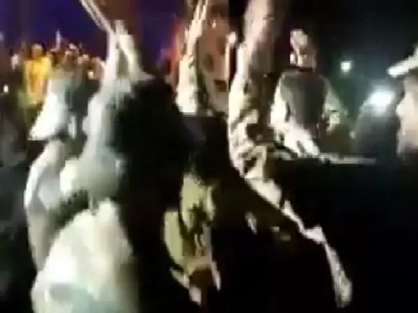 ബോളിവുഡ് ഗാനത്തിനൊപ്പം നൃത്തം ചെയ്ത് ഇന്ത്യ - പാക് സൈനികര്‍