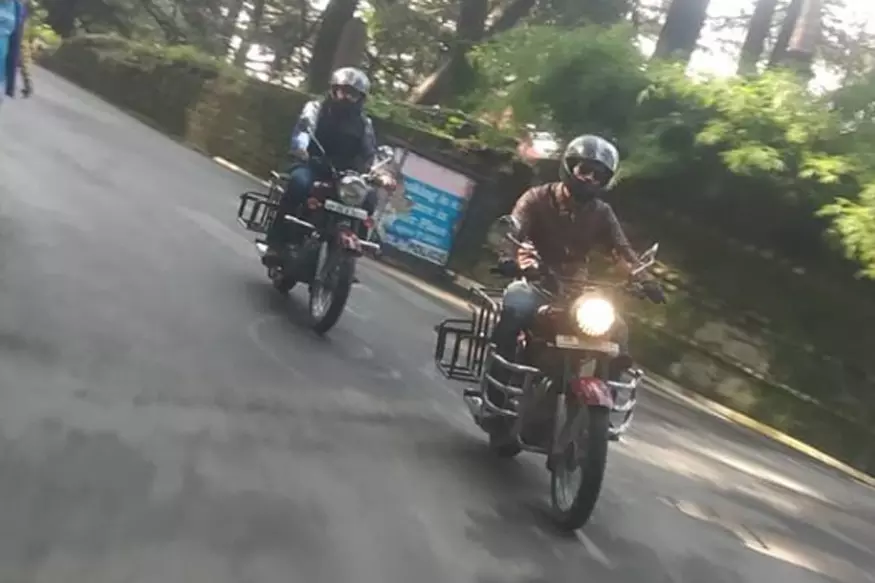 ഷിംലയില് റോയല് എന്ഫീല്ഡില് ധോണിയുടെ രാജകീയ യാത്ര ഷിംലയില് റോയല് എന്ഫീല്ഡില് ധോണിയുടെ രാജകീയ യാത്ര