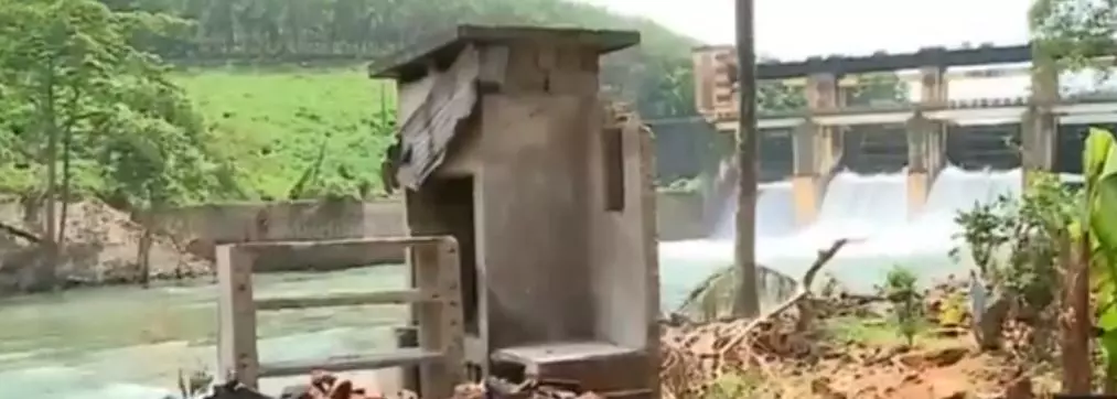 മണിയാര് ഡാം കരകവിഞ്ഞൊഴുകിയപ്പോള് പ്രദേശത്തുണ്ടായത് സമാനതകളില്ലാത്ത നാശനഷ്ടം മണിയാര് ഡാം കരകവിഞ്ഞൊഴുകിയപ്പോള് പ്രദേശത്തുണ്ടായത് സമാനതകളില്ലാത്ത നാശനഷ്ടം