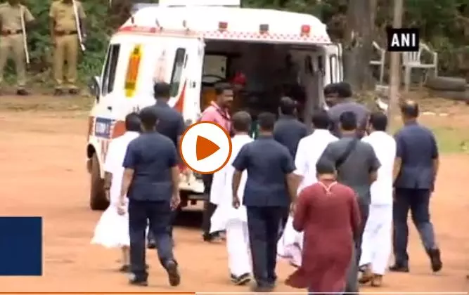 ‘എയര് ആംബുലന്സ് പോയ ശേഷം നമുക്ക് പോയാല് മതി’ ചെങ്ങന്നൂരില് രോഗിക്ക് വേണ്ടി ടേക്ഓഫ് വൈകിപ്പിച്ച് രാഹുല് ഗാന്ധി ‘എയര് ആംബുലന്സ് പോയ ശേഷം നമുക്ക് പോയാല് മതി’ ചെങ്ങന്നൂരില് രോഗിക്ക് വേണ്ടി ടേക്ഓഫ് വൈകിപ്പിച്ച് രാഹുല് ഗാന്ധി