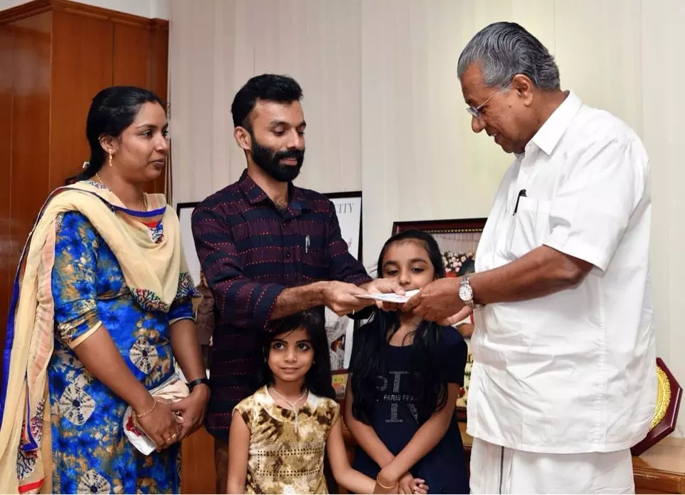 ലോട്ടറി അടിച്ച തുക മുഖ്യമന്ത്രിയുടെ ദുരിതാശ്വാസ നിധിയിലേക്ക് ലോട്ടറി അടിച്ച തുക മുഖ്യമന്ത്രിയുടെ ദുരിതാശ്വാസ നിധിയിലേക്ക്