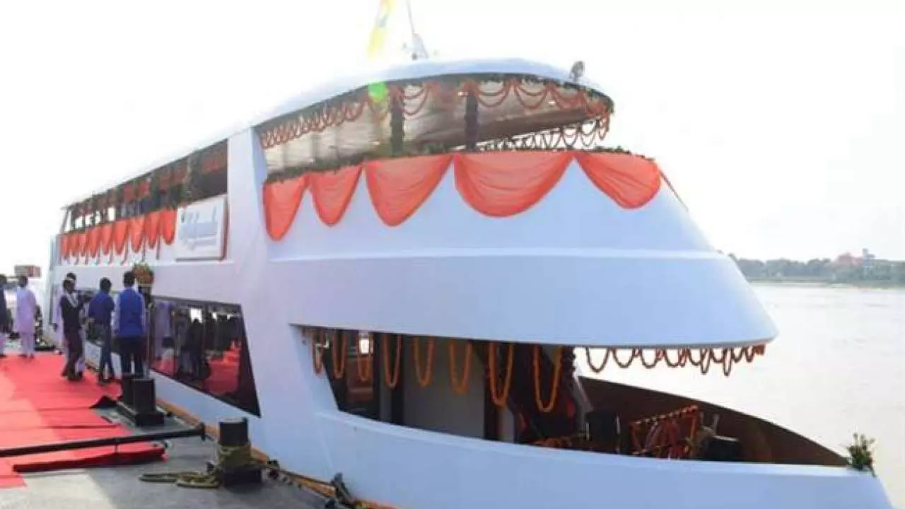 ഗംഗയില് മദ്യവും മാംസവും വിളമ്പുന്ന ആഡംബരയാനം; ഉദ്ഘാടനം ചെയ്തത് യോഗി, പ്രതിഷേധവുമായി സന്യാസിമാര് ഗംഗയില് മദ്യവും മാംസവും വിളമ്പുന്ന ആഡംബരയാനം; ഉദ്ഘാടനം ചെയ്തത് യോഗി, പ്രതിഷേധവുമായി സന്യാസിമാര്