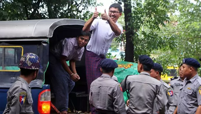 മ്യാന്മറില് രണ്ട് റോയിട്ടേഴ്സ് മാധ്യമപ്രവര്ത്തകരെ 7 വര്ഷത്തേക്ക് ജയിലിലടച്ചു മ്യാന്മറില് രണ്ട് റോയിട്ടേഴ്സ് മാധ്യമപ്രവര്ത്തകരെ 7 വര്ഷത്തേക്ക് ജയിലിലടച്ചു