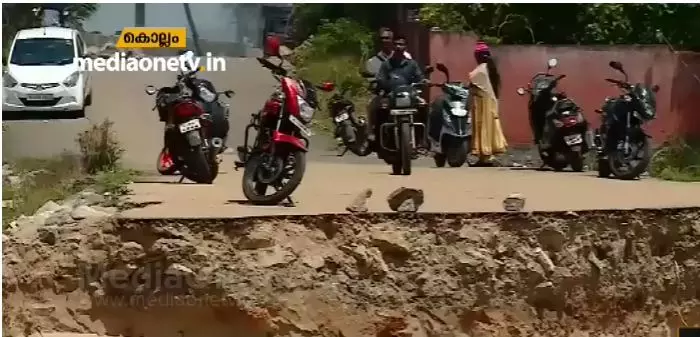 വെള്ളപ്പൊക്കം ഒഴിവാക്കാന് പൊഴി മുറിച്ചു; തകര്ന്ന മയ്യനാട് തീരദേശ റോഡിലൂടെ യാത്ര ദുസ്സഹം വെള്ളപ്പൊക്കം ഒഴിവാക്കാന് പൊഴി മുറിച്ചു; തകര്ന്ന മയ്യനാട് തീരദേശ റോഡിലൂടെ യാത്ര ദുസ്സഹം