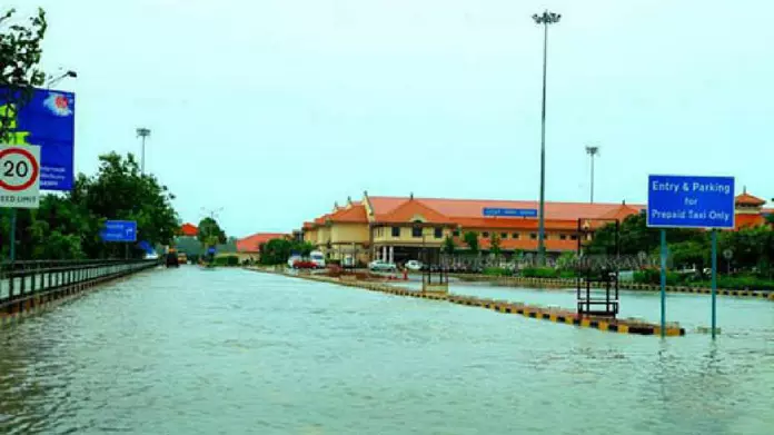 വെള്ളപ്പൊക്കത്തെ തുടര്ന്ന് അടച്ച നെടുമ്പാശേരി വിമാനത്താവളം ഇന്ന് തുറക്കും വെള്ളപ്പൊക്കത്തെ തുടര്ന്ന് അടച്ച നെടുമ്പാശേരി വിമാനത്താവളം ഇന്ന് തുറക്കും