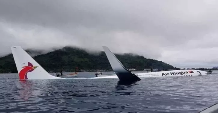 വിമാനം ‘പറന്നിറങ്ങിയത്’ കായലില്; യാത്രക്കാര് രക്ഷപെടുന്ന ദൃശ്യങ്ങള് വിമാനം ‘പറന്നിറങ്ങിയത്’ കായലില്; യാത്രക്കാര് രക്ഷപെടുന്ന ദൃശ്യങ്ങള്