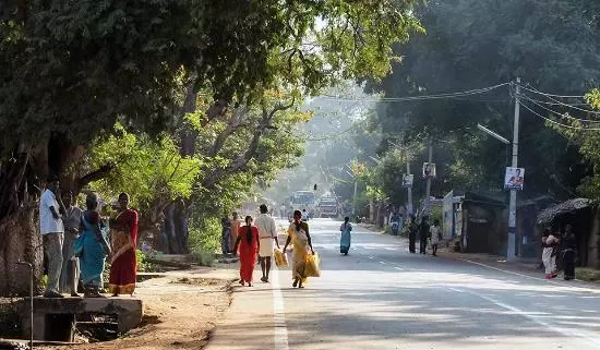 സ്വകാര്യ ഫ്ലാറ്റിലെ കക്കൂസ് മാലിന്യം റോഡിലേക്ക് ഒഴുക്കുന്നു; പ്രതിഷേധവുമായി നാട്ടുകാര്‍