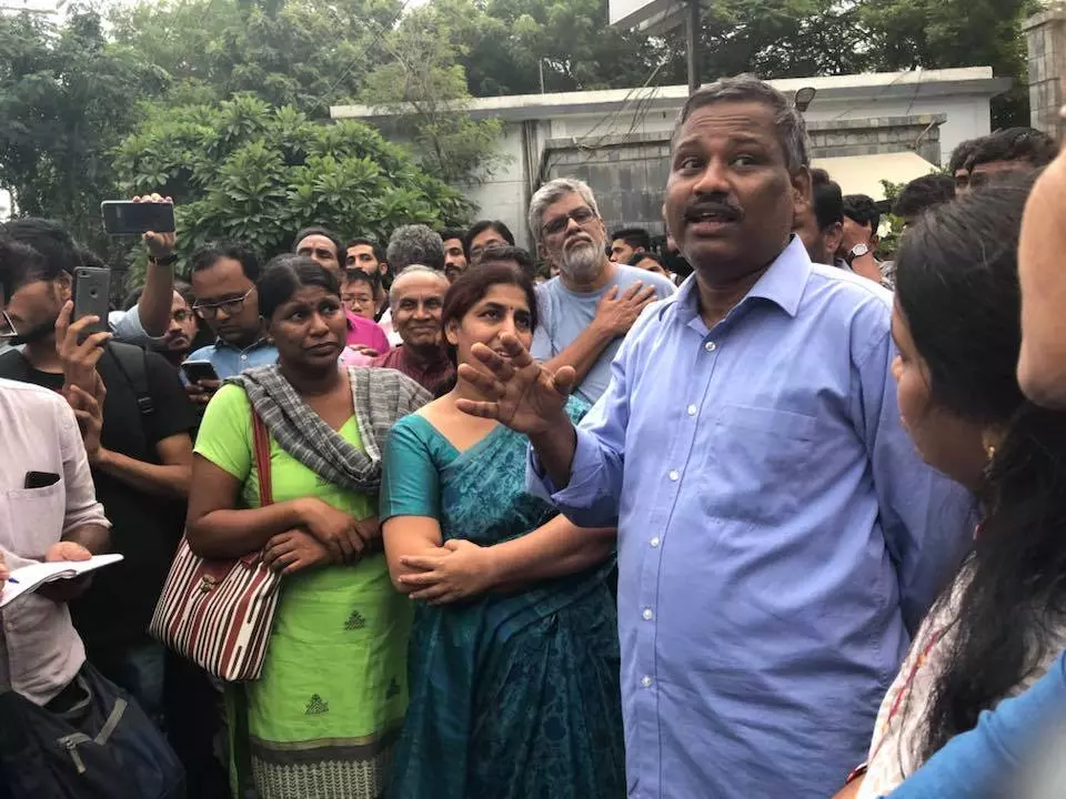 ‘എന്തിനാണ് വീട്ടിൽ ഫൂലെയുടെയും അംബേദ്കറുടെയും ചിത്രങ്ങൾ?’; ഇഫ്ലു കാമ്പസിലെ പൊലിസ് ഭീകരത ‘എന്തിനാണ് വീട്ടിൽ ഫൂലെയുടെയും അംബേദ്കറുടെയും ചിത്രങ്ങൾ?’; ഇഫ്ലു കാമ്പസിലെ പൊലിസ് ഭീകരത