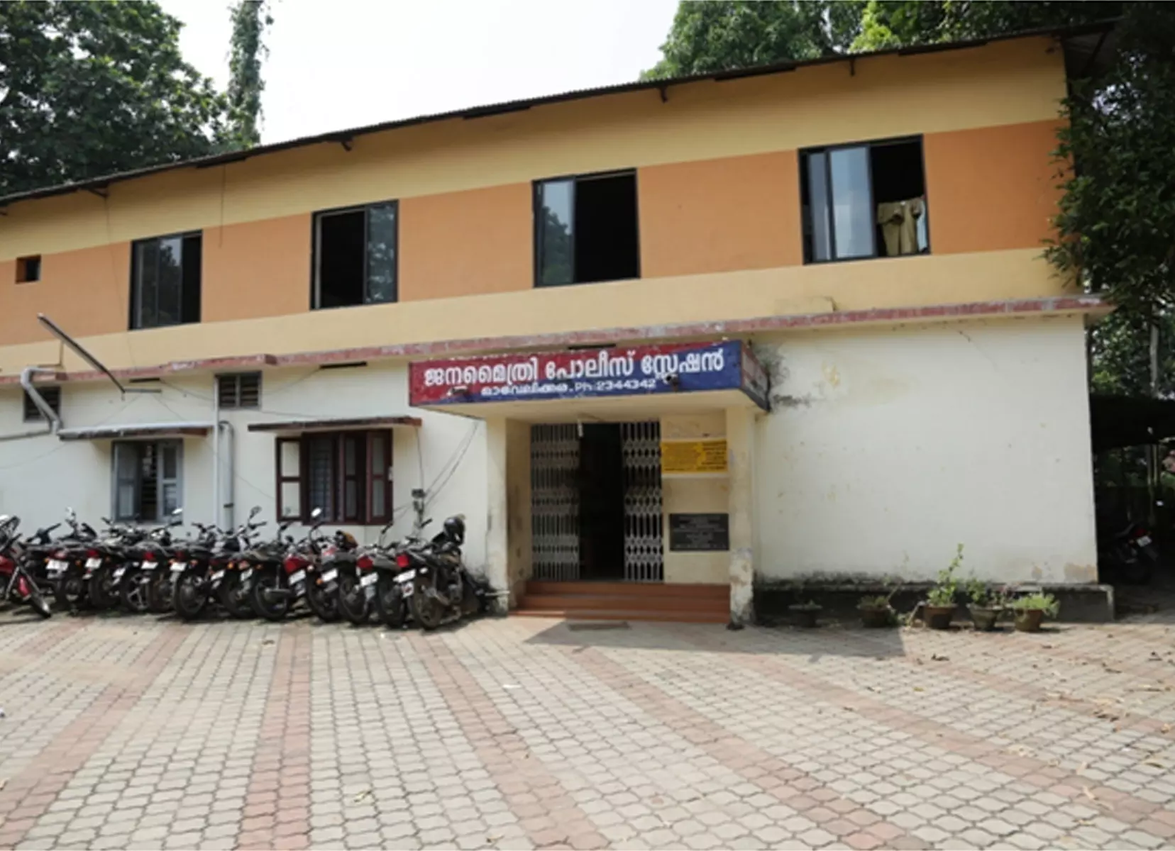 ആല പഞ്ചായത്ത് പ്രസിഡന്‍റിനെയും പൊലീസുകാരന്‍ സൈമണിനെയും കണ്ടവരുണ്ടോ..?