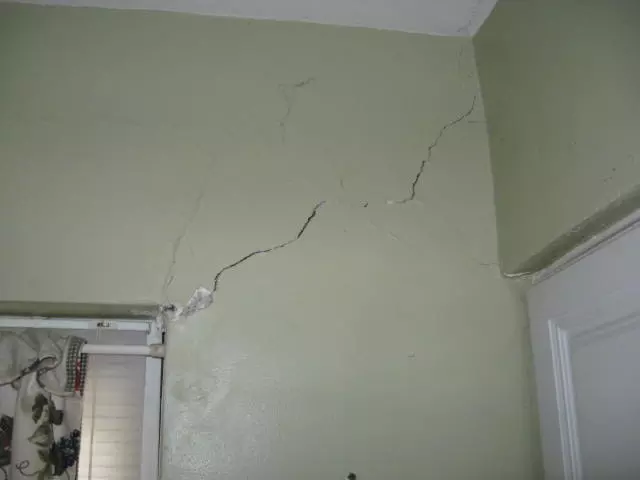 മലപ്പുറത്ത് 12 വീടുകള്‍ക്ക് വിള്ളല്‍; രണ്ട് ഇഞ്ച് വരെ ഭൂമയിലേക്ക് താഴ്ന്ന നിലയില്‍