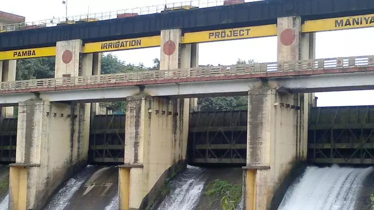 മണിയാര് ഡാം അപകടാവസ്ഥയില്; കോണ്ക്രീറ്റ് പാളി അടര്ന്ന് ഒഴുകിപ്പോയി മണിയാര് ഡാം അപകടാവസ്ഥയില്; കോണ്ക്രീറ്റ് പാളി അടര്ന്ന് ഒഴുകിപ്പോയി