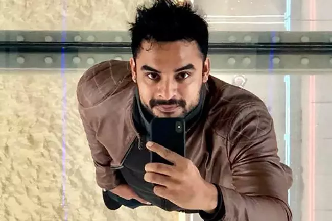 ‘ആന്ഡ് ദ് ഓസ്കാര് ഗോസ് ടു’ ടൊവിനോ ‘ആന്ഡ് ദ് ഓസ്കാര് ഗോസ് ടു’ ടൊവിനോ