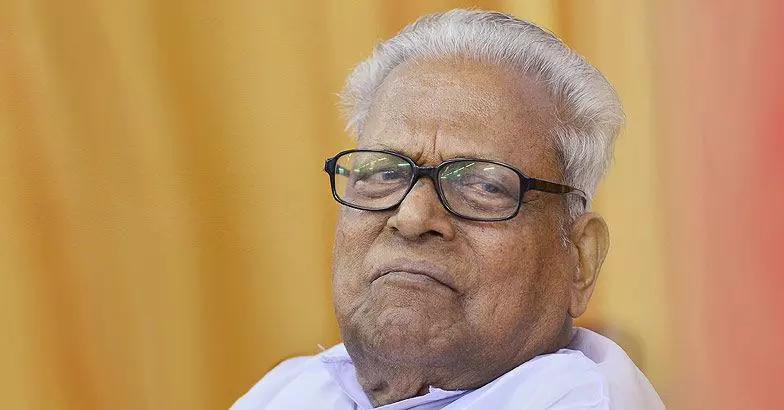 പി.കെ ശശിക്കെതിരെ നിയമ നടപടി വേണമെന്ന് വി.എസ്; പൊലീസിനെ പിരിച്ചുവിട്ട് മന്ത്രി അന്വേഷിക്കട്ടേയെന്ന് ചെന്നിത്തല പി.കെ ശശിക്കെതിരെ നിയമ നടപടി വേണമെന്ന് വി.എസ്; പൊലീസിനെ പിരിച്ചുവിട്ട് മന്ത്രി അന്വേഷിക്കട്ടേയെന്ന് ചെന്നിത്തല