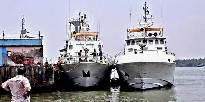 പ്രളയം: കേരളത്തിലെ കപ്പല്ച്ചാലുകളുടെ ആഴം കുറഞ്ഞതായി റിപ്പോര്ട്ട് പ്രളയം: കേരളത്തിലെ കപ്പല്ച്ചാലുകളുടെ ആഴം കുറഞ്ഞതായി റിപ്പോര്ട്ട്