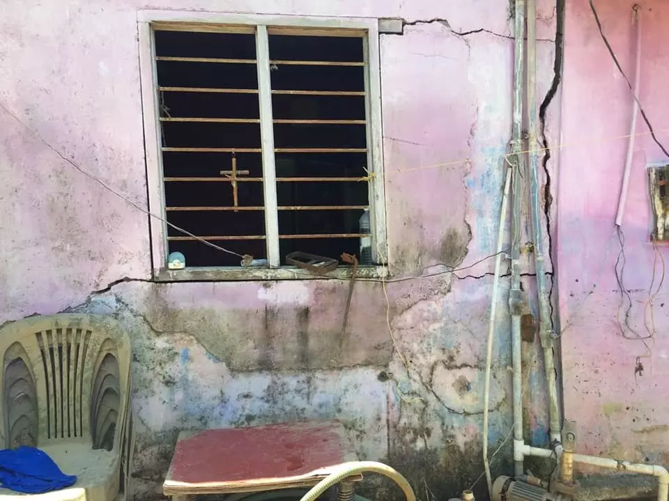 ‘സ്വന്തം വീട് തകര്ന്നുവീഴാറായി; സര്ക്കാര് ജീവനക്കാരിയാണ്.. ഞാനും കൊടുക്കണോ ഒരു മാസത്തെ ശമ്പളം?’ ‘സ്വന്തം വീട് തകര്ന്നുവീഴാറായി; സര്ക്കാര് ജീവനക്കാരിയാണ്.. ഞാനും കൊടുക്കണോ ഒരു മാസത്തെ ശമ്പളം?’