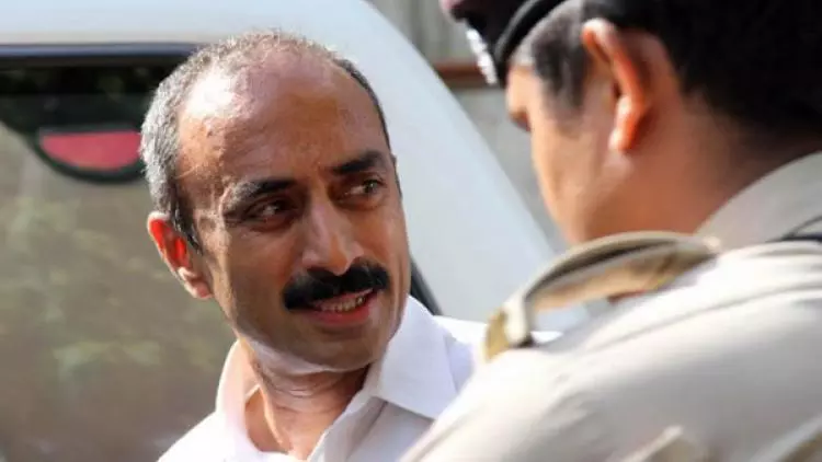 20 വര്ഷം മുമ്പത്തെ കേസുമായി ബന്ധപ്പെട്ട് സഞ്ജീവ് ഭട്ട് കസ്റ്റഡിയില് 20 വര്ഷം മുമ്പത്തെ കേസുമായി ബന്ധപ്പെട്ട് സഞ്ജീവ് ഭട്ട് കസ്റ്റഡിയില്