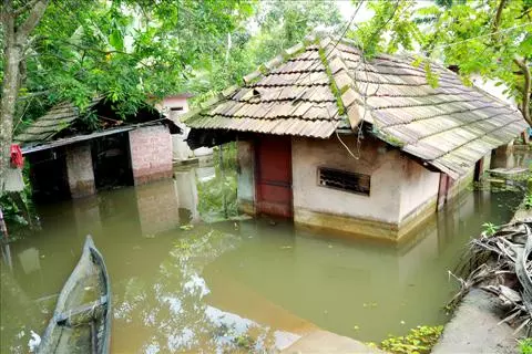 വെള്ളം പൂര്ണമായി ഇറങ്ങും മുമ്പ് വീടുകളുടെ പരിശോധന നടത്തുന്നത് അംഗീകരിക്കില്ലെന്ന് കുട്ടനാട്ടുകാര് വെള്ളം പൂര്ണമായി ഇറങ്ങും മുമ്പ് വീടുകളുടെ പരിശോധന നടത്തുന്നത് അംഗീകരിക്കില്ലെന്ന് കുട്ടനാട്ടുകാര്