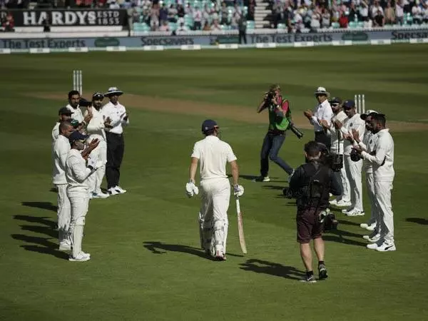 കുക്കിന് ഇന്ത്യന് ടീമിന്റെ ആദരം, കയ്യടിച്ച് ഓവല് കുക്കിന് ഇന്ത്യന് ടീമിന്റെ ആദരം, കയ്യടിച്ച് ഓവല്