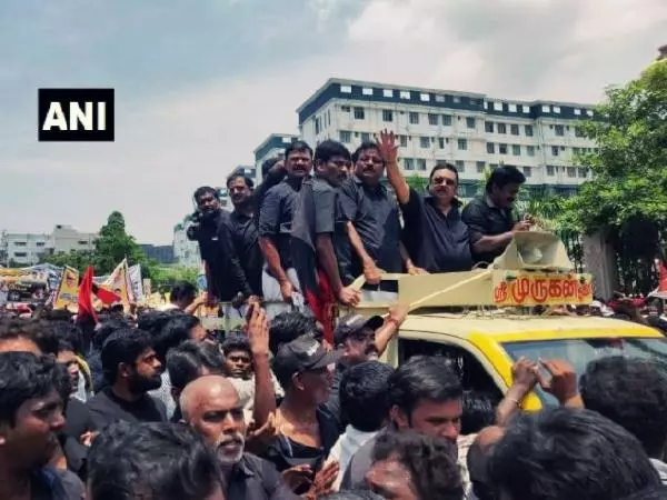 കരുത്തറിയിച്ച് അഴഗിരി; ആയിരങ്ങൾ റാലിക്കെത്തി കരുത്തറിയിച്ച് അഴഗിരി; ആയിരങ്ങൾ റാലിക്കെത്തി