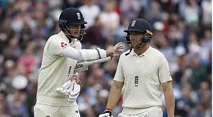 വാലറ്റം പൊരുതി; ഇംഗ്ലണ്ട് 332 റണ്‍സ് നേടി, പുറത്ത്     