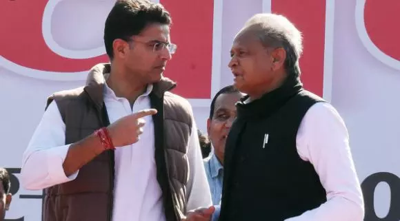 കേസില് കേന്ദ്രസര്ക്കാരിനെ കക്ഷി ചേര്ത്തു; രാജസ്ഥാനിലെ രാഷ്ട്രീയ പ്രതിസന്ധിയില് അസാധാരണ നടപടിയുമായി ഹൈക്കോടതി കേസില് കേന്ദ്രസര്ക്കാരിനെ കക്ഷി ചേര്ത്തു; രാജസ്ഥാനിലെ രാഷ്ട്രീയ പ്രതിസന്ധിയില് അസാധാരണ നടപടിയുമായി ഹൈക്കോടതി