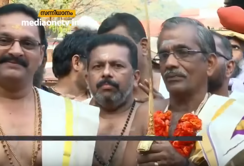 അയ്യനെ വണങ്ങാന്‍ പന്തളം രാജപ്രതിനിധി മൂലം തിരുനാൾ രാഘവ വർമ്മ സന്നിധാനത്തെത്തി