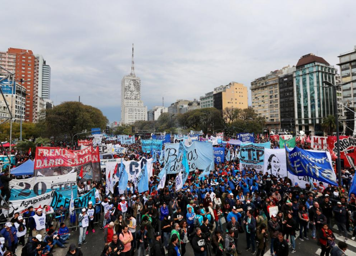 സര്‍ക്കാരിന്റെ ചെലവ് ചുരുക്കല്‍ നടപടിയില്‍ പ്രതിഷേധിച്ച് അര്‍ജന്റീനയില്‍ അധ്യാപകരും വിദ്യാര്‍ഥികളും തെരുവിലിറങ്ങി