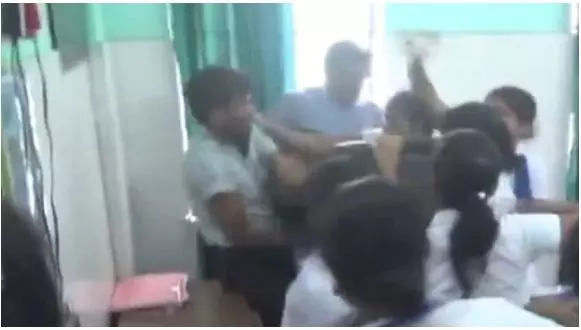 പീഡിപ്പിക്കാന് ശ്രമിച്ചെന്ന് ആരോപിച്ച് ഡോക്ടറെ നഴ്സുമാര് തല്ലിച്ചതച്ചു പീഡിപ്പിക്കാന് ശ്രമിച്ചെന്ന് ആരോപിച്ച് ഡോക്ടറെ നഴ്സുമാര് തല്ലിച്ചതച്ചു