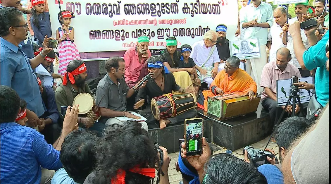 ബാബുഭായി വീണ്ടും മിഠായിതെരുവില്‍ പാടി  