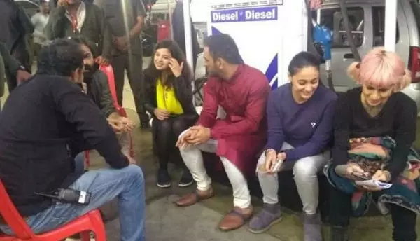 പെട്രോള് പമ്പില് കുത്തിയിരുന്ന് ധോണി പ്രതിഷേധിച്ചോ ? സത്യമിതാണ്... പെട്രോള് പമ്പില് കുത്തിയിരുന്ന് ധോണി പ്രതിഷേധിച്ചോ ? സത്യമിതാണ്...