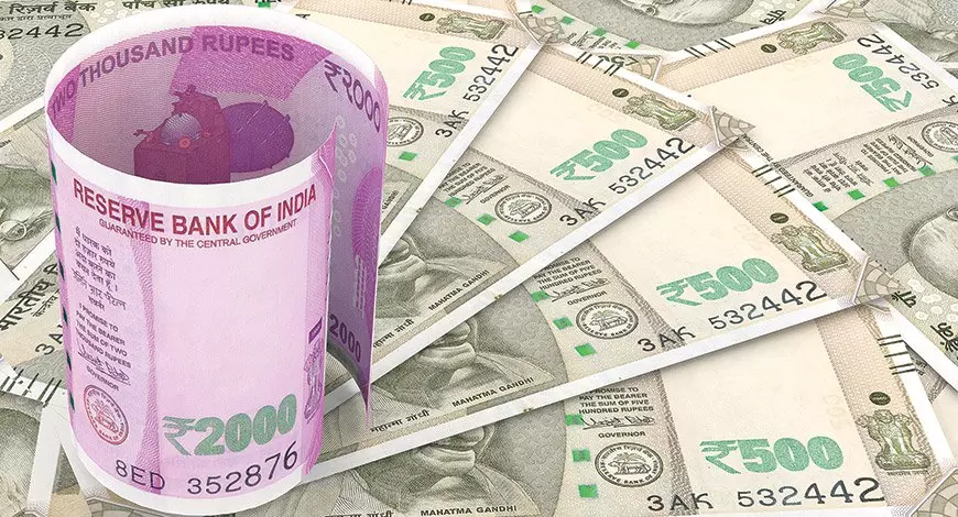 രൂപയുടെ മൂല്യം വീണ്ടും ഇടിഞ്ഞു; ഒരു ഡോളറിന് 73 രൂപയിലേക്ക് അടുക്കുന്നു രൂപയുടെ മൂല്യം വീണ്ടും ഇടിഞ്ഞു; ഒരു ഡോളറിന് 73 രൂപയിലേക്ക് അടുക്കുന്നു