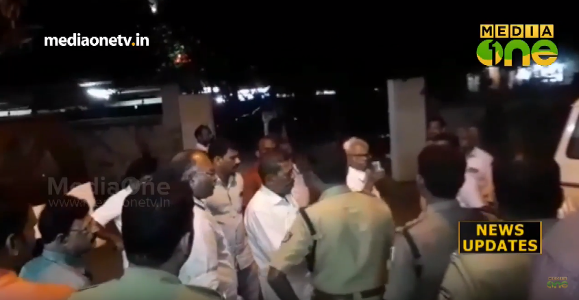 തിരുവനന്തപുരം തുമ്പ പൊലീസ് സ്റ്റേഷനില്‍ സി.പി.എം പ്രവര്‍ത്തകരുടെ അഴിഞ്ഞാട്ടം