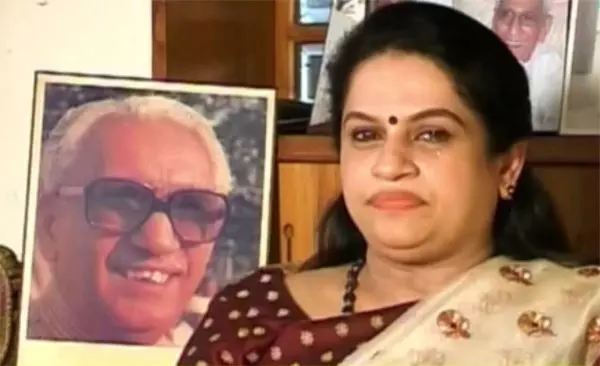 “ഐ.എസ്.ആര്.ഒ കേസിലെ രാഷ്ട്രീയ ഗൂഢാലോചനയും അന്വേഷിക്കണം, എങ്കില് എന്റെ അച്ഛനും നീതി കിട്ടും” “ഐ.എസ്.ആര്.ഒ കേസിലെ രാഷ്ട്രീയ ഗൂഢാലോചനയും അന്വേഷിക്കണം, എങ്കില് എന്റെ അച്ഛനും നീതി കിട്ടും”