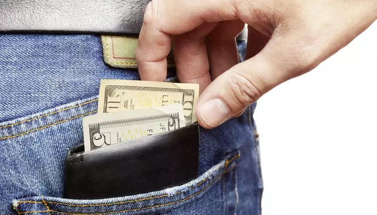 വിശ്വാസവഞ്ചനയിലൂടെ വൻ തുക കവർച്ച; ജീവനക്കാരെയൂം കൂട്ടാളികളെയും പൊലീസ് പിടികൂടി വിശ്വാസവഞ്ചനയിലൂടെ വൻ തുക കവർച്ച; ജീവനക്കാരെയൂം കൂട്ടാളികളെയും പൊലീസ് പിടികൂടി