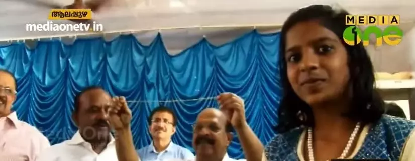 ഗായത്രിക്ക് പ്രിയപ്പെട്ട സ്വര്‍ണമാല ഇനി, പ്രളയബാധിത കേരളത്തിന് കൈത്താങ്ങാകും