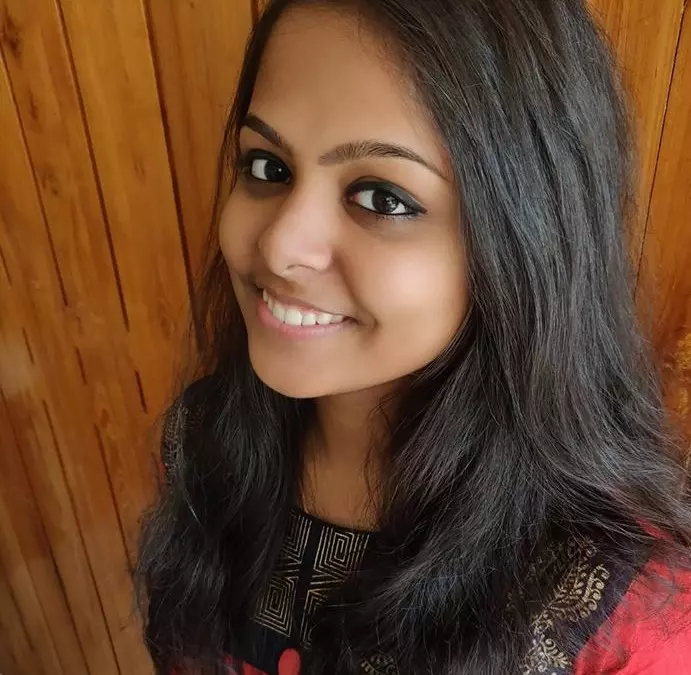 ഇതാണ് അവള്...ജീവാംശമായി എന്ന പാട്ടിനെ നെഞ്ചിലേറ്റിയ തമിഴ് പെണ്കൊടി ഇതാണ് അവള്...ജീവാംശമായി എന്ന പാട്ടിനെ നെഞ്ചിലേറ്റിയ തമിഴ് പെണ്കൊടി