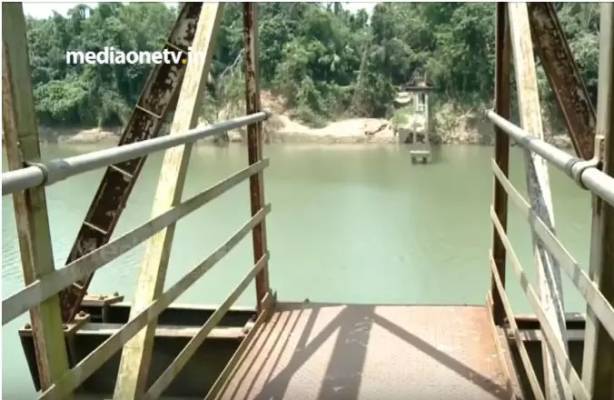 മൂര്‍ക്കനാട് സ്കൂള്‍കടവ് ഇരുമ്പ് നടപ്പാലത്തെ പ്രളയം കൊണ്ടുപോയി