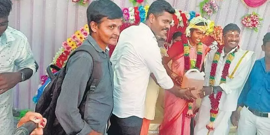 വരന് വിവാഹ സമ്മാനമായി കൂട്ടുകാര്‍ നല്‍കിയത് 5 ലിറ്റര്‍ പെട്രോള്‍