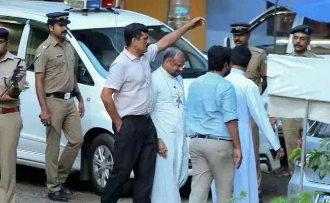 ഫ്രാങ്കോ മുളക്കലുമായിട്ടുള്ള തെളിവെടുപ്പ് ഇന്ന്: മഠത്തിലും പരിസരത്തും കര്ശന സുരക്ഷ ഫ്രാങ്കോ മുളക്കലുമായിട്ടുള്ള തെളിവെടുപ്പ് ഇന്ന്: മഠത്തിലും പരിസരത്തും കര്ശന സുരക്ഷ