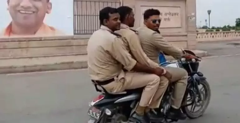 ഹെല്‍മറ്റുമില്ല, ഒരു ബൈക്കില്‍ മൂന്നു പേരും; പൊലീസുകാര്‍ക്ക് എന്തുമാകാമല്ലോയെന്ന് സോഷ്യല്‍മീഡിയ