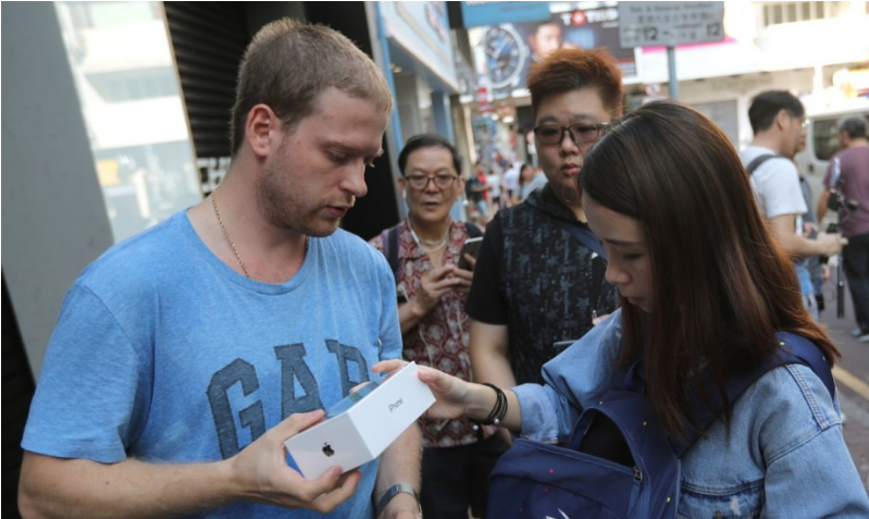 പുതിയ ആപ്പിള്‍ ഉത്പന്നങ്ങളെ നെഞ്ചിലേറ്റി ചൈനയിലെ ഐഫോണ്‍ ആരാധകർ 